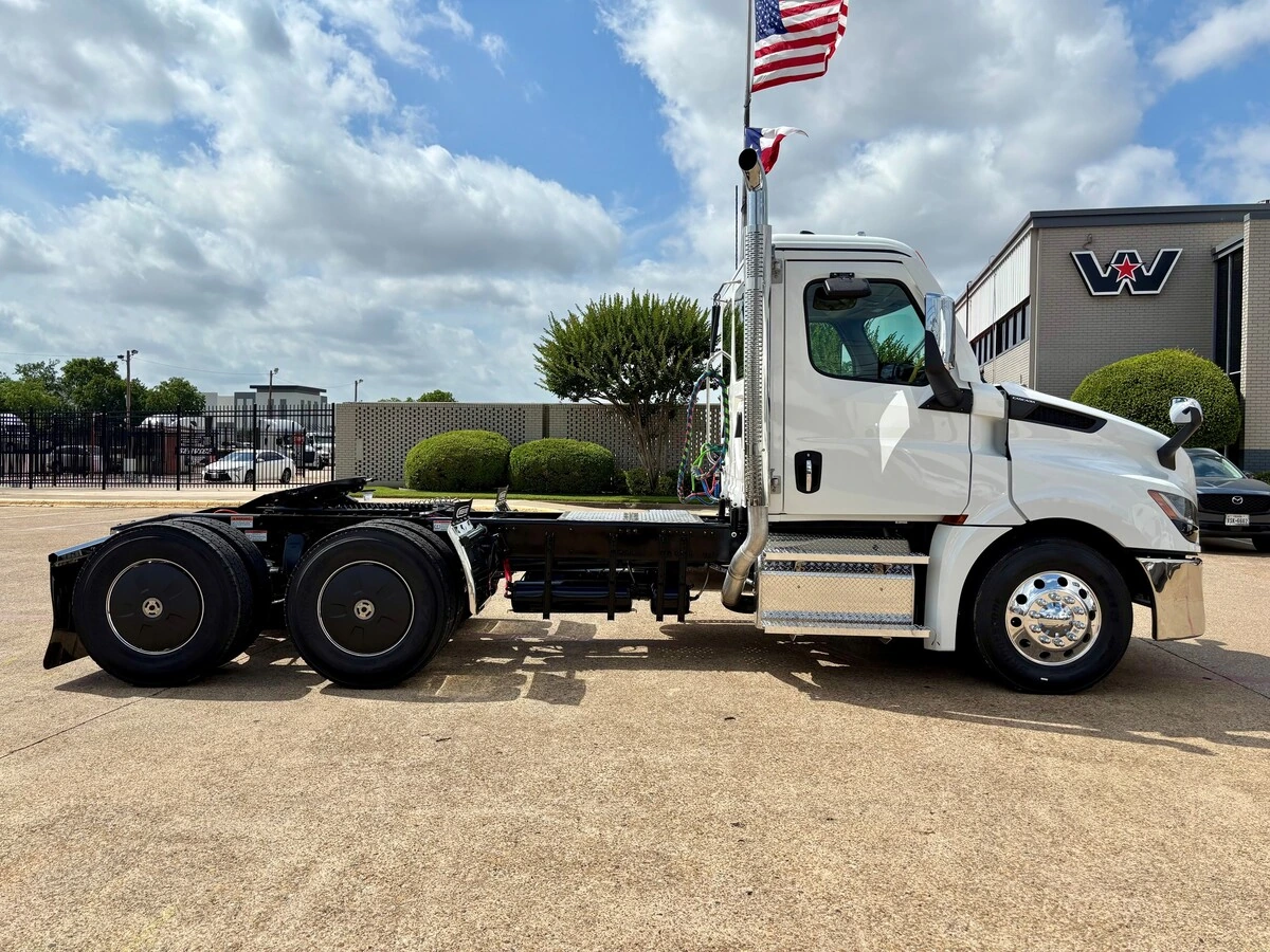 2027 Freightliner Cascadia — photo 3