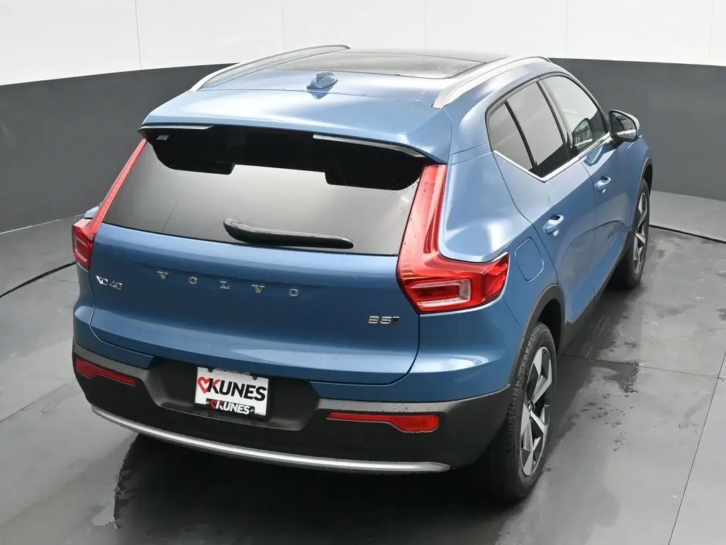 2025 Volvo - image 31