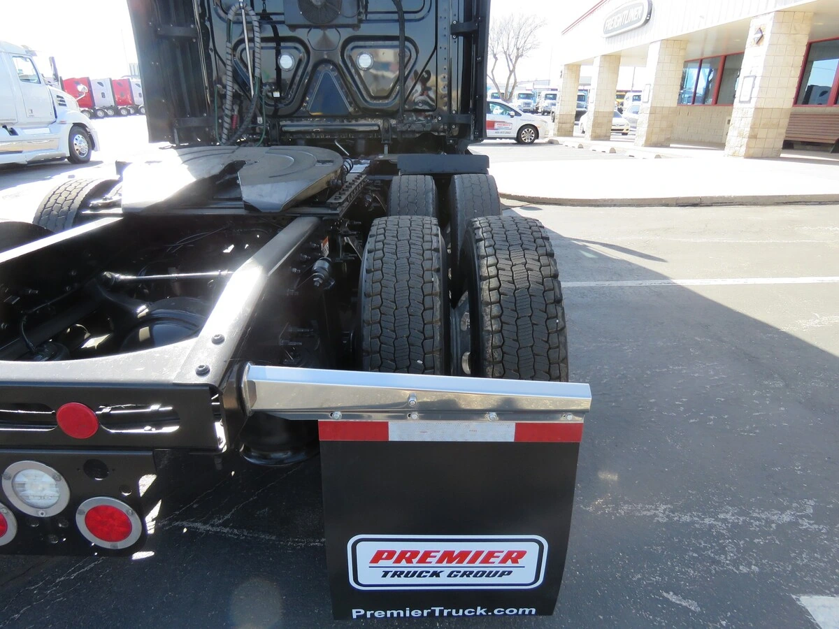 2022 Freightliner Cascadia - image 6