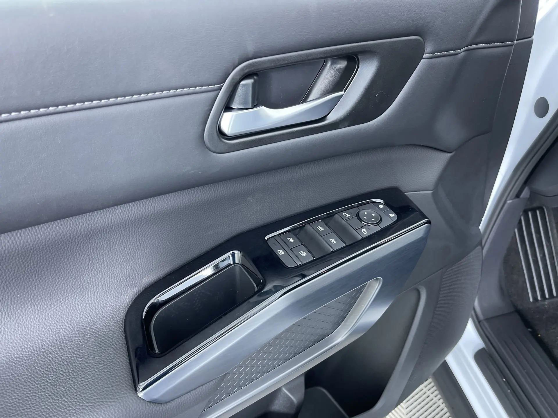 2025 Nissan Pathfinder SL photo 12