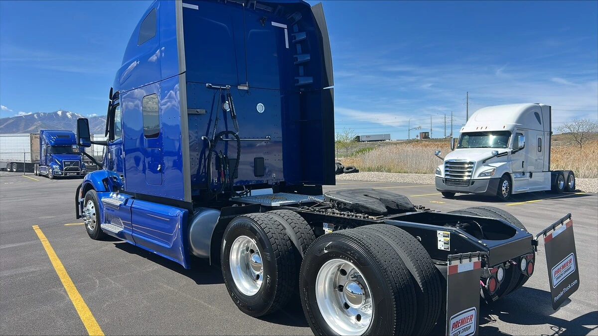 2023 Peterbilt 579 - image 3