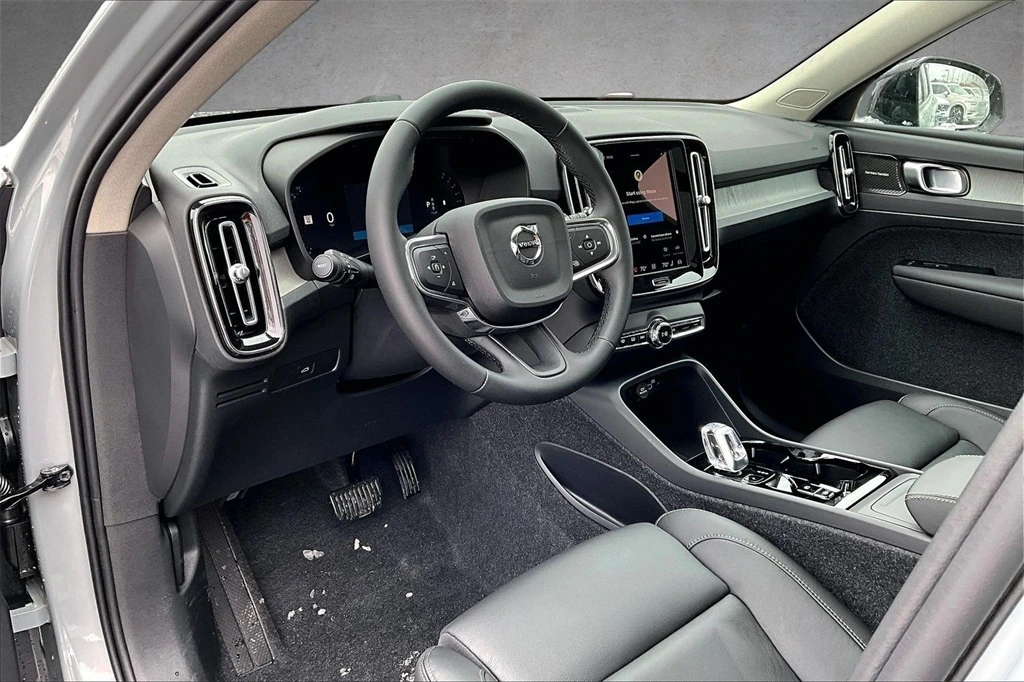 2026 Volvo - image 7