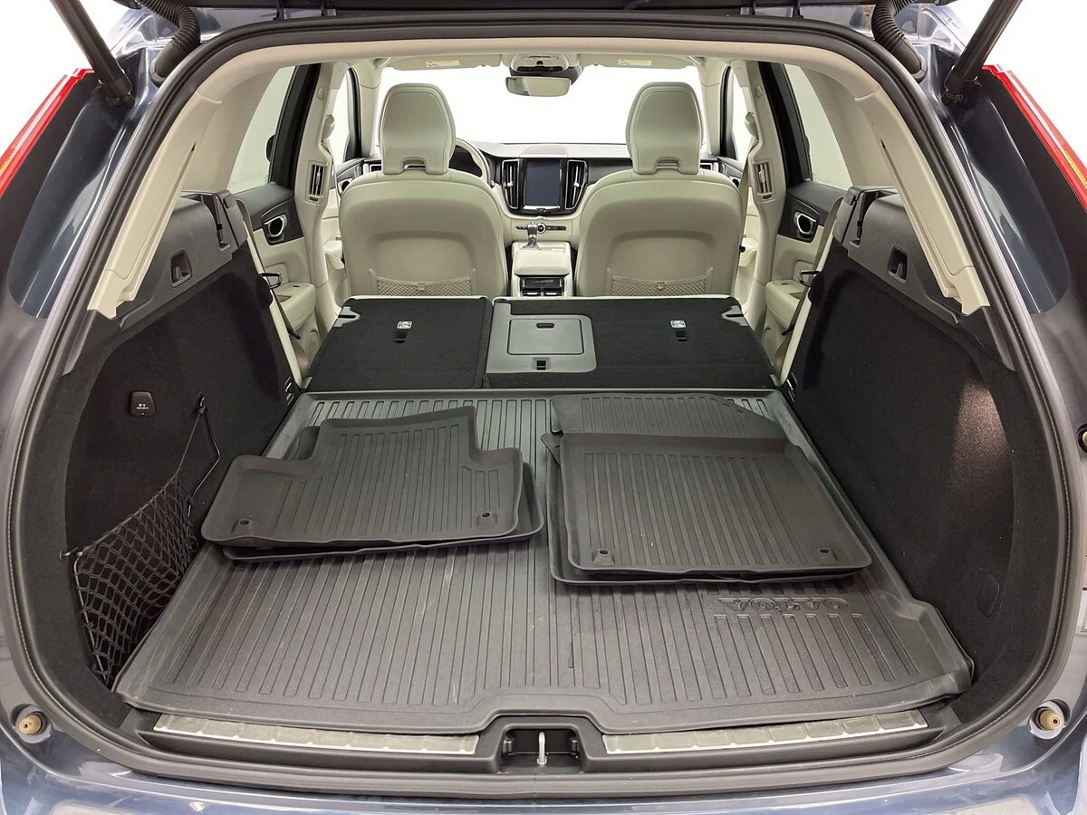 2020 Volvo - image 22