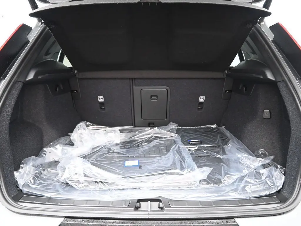 2026 Volvo - image 25