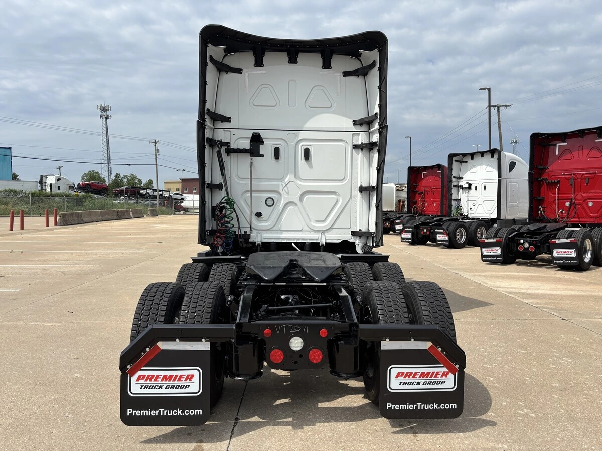 2025 Freightliner Cascadia — photo 4