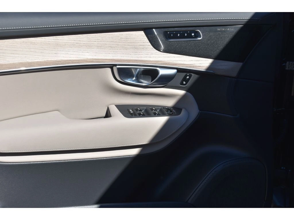 2026 Volvo - image 28