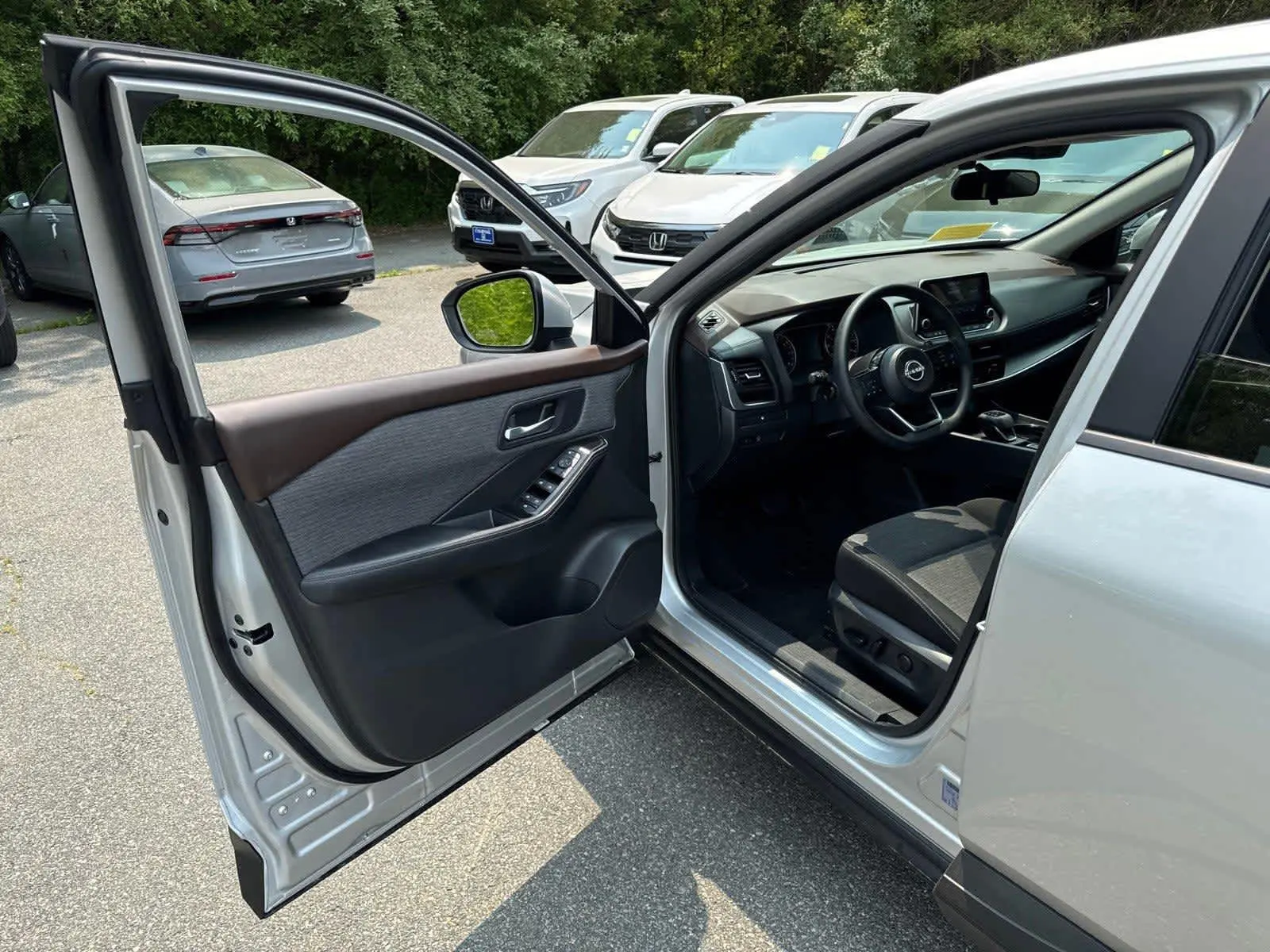 2023 Nissan Rogue SV photo 11
