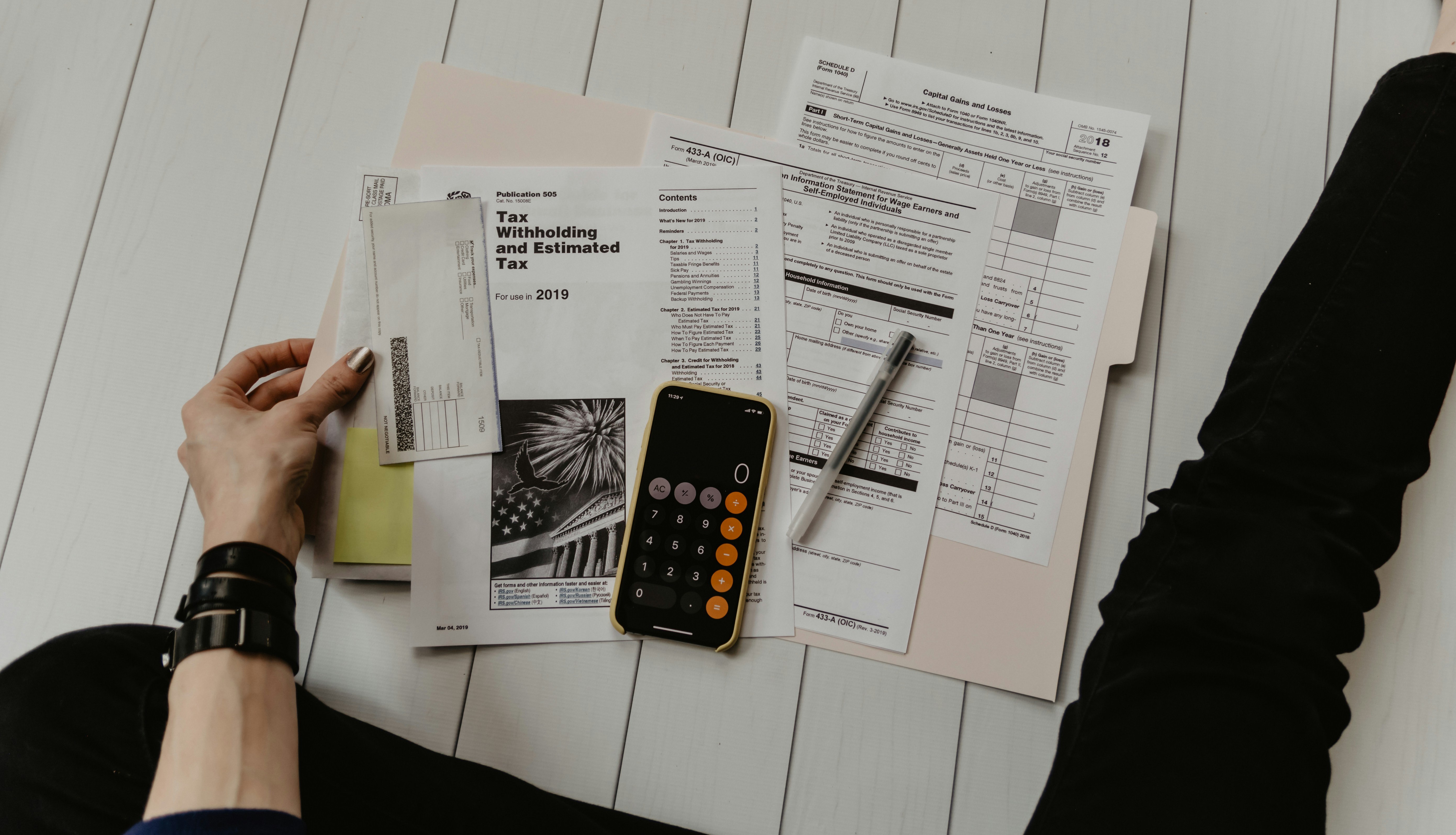 Calculator, car key, and pen on a desk symbolizing transparent car pricing