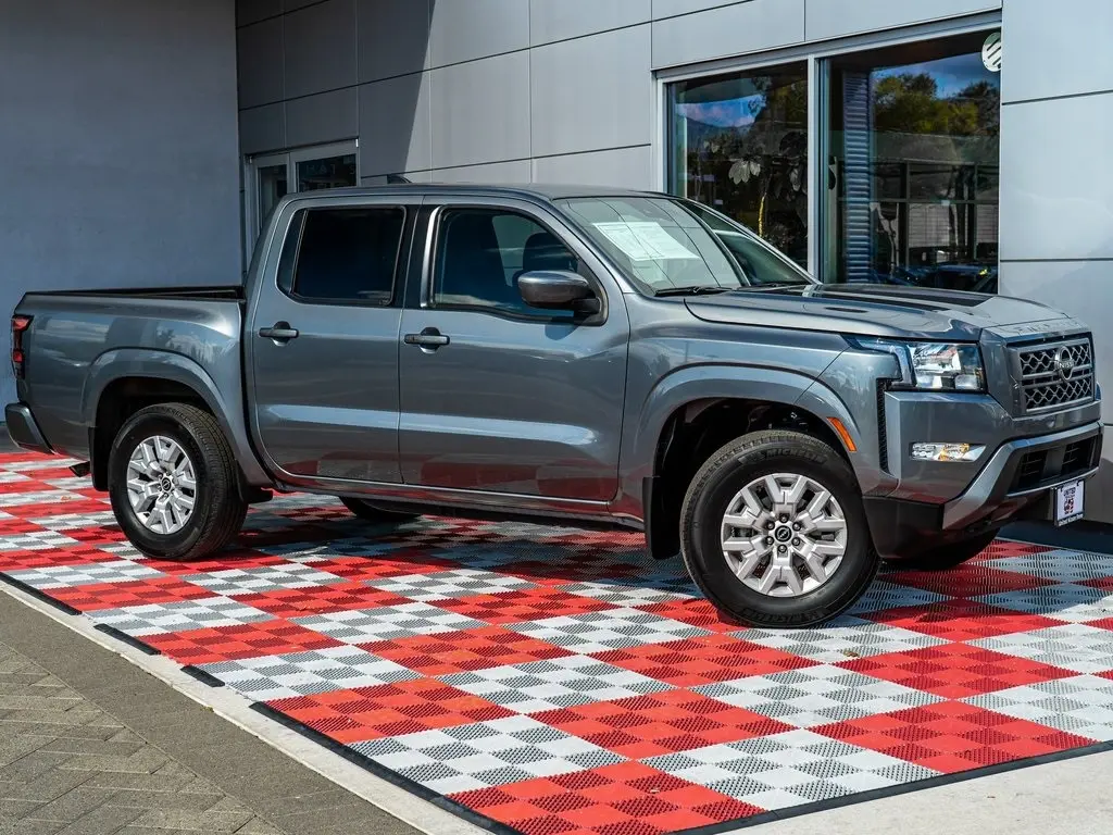2022 Nissan Frontier SV Crew Cab photo 3