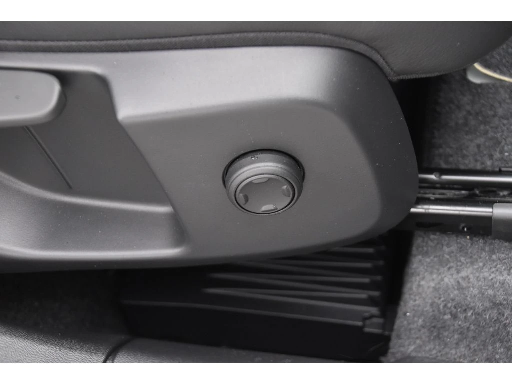 2025 Volvo - image 29