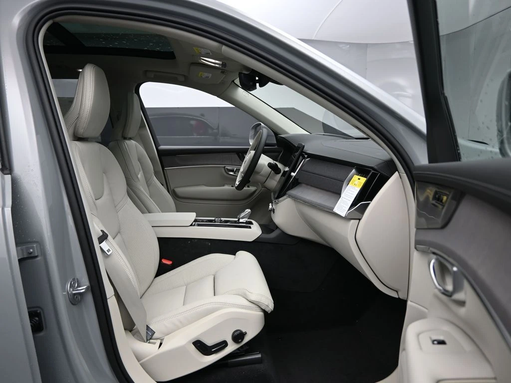 2026 Volvo - image 27
