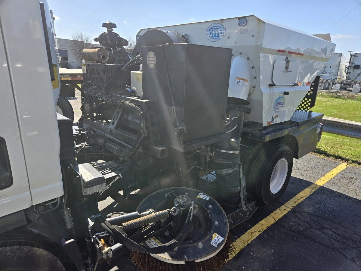 2023 Isuzu NPR - image 5