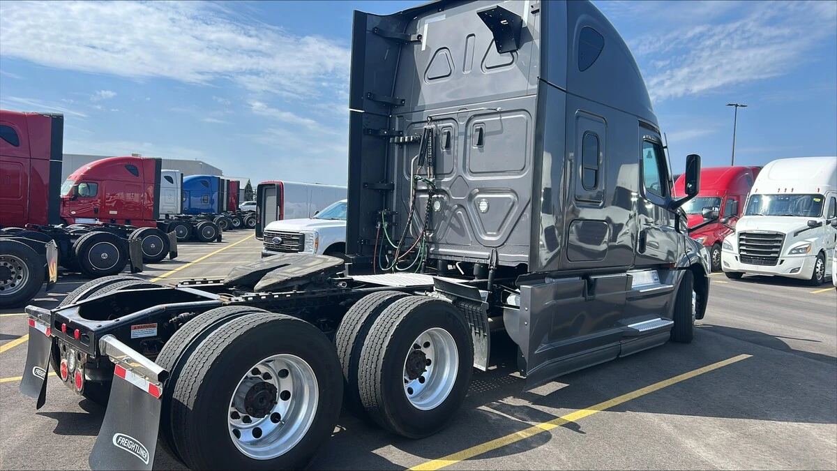 2022 Freightliner Cascadia — photo 5