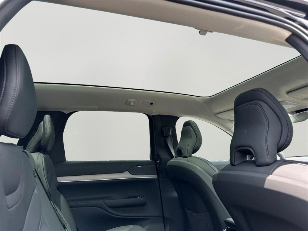2025 Volvo - image 13