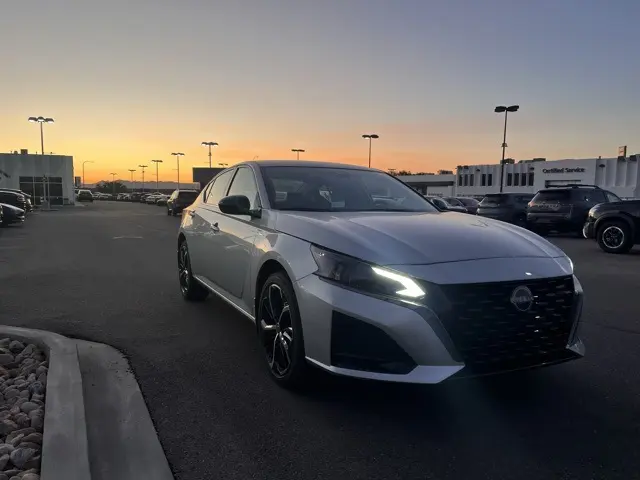 2025 Nissan Altima 2.5 SR photo 3