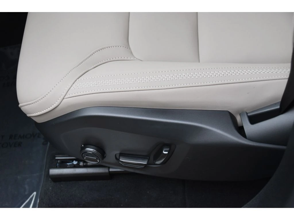 2026 Volvo - image 32