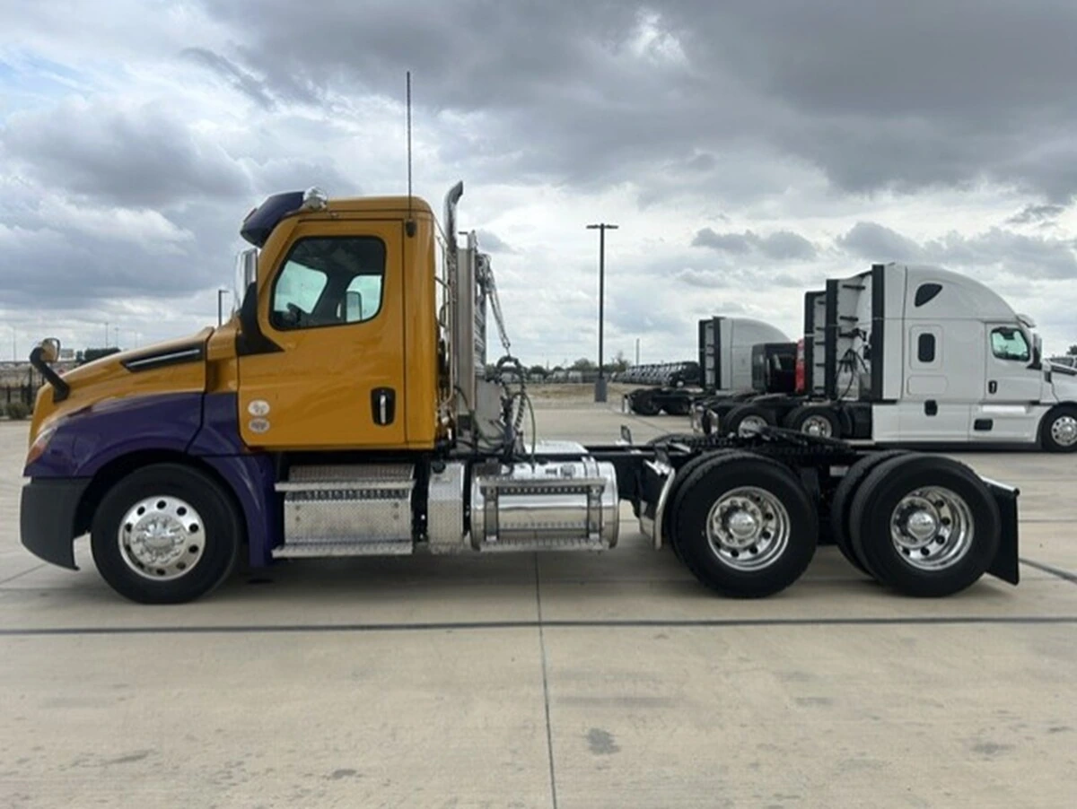 2025 Freightliner Cascadia — photo 2