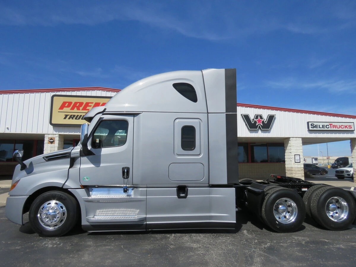 2022 Freightliner Cascadia - image 2