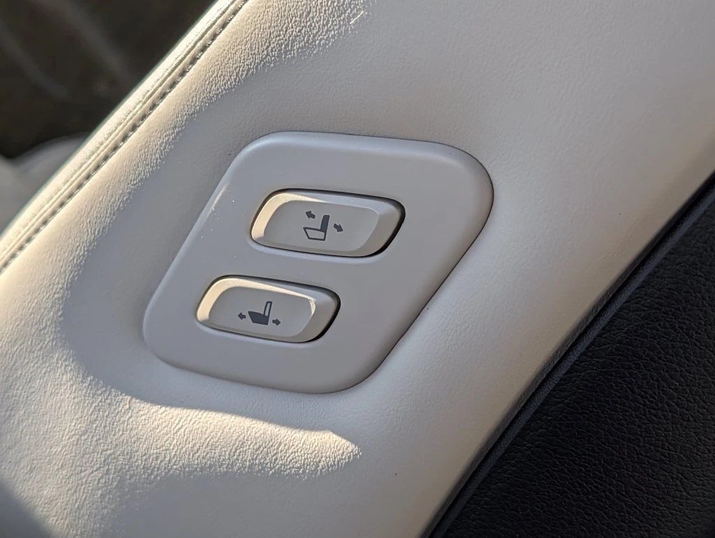 2023 GENESIS G70 Standard - Photo 14