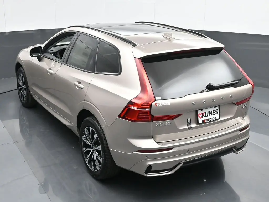2025 Volvo - image 37