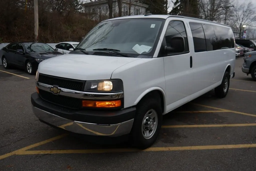 2022 Chevrolet Express 3500 LT Passenger photo 4