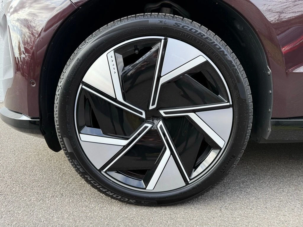 2025 Volvo - image 10