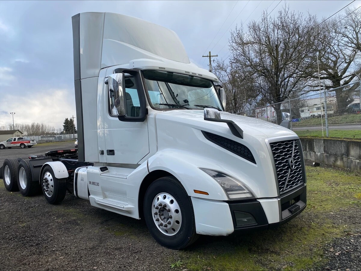 2018 Volvo VNL 860 - image 3