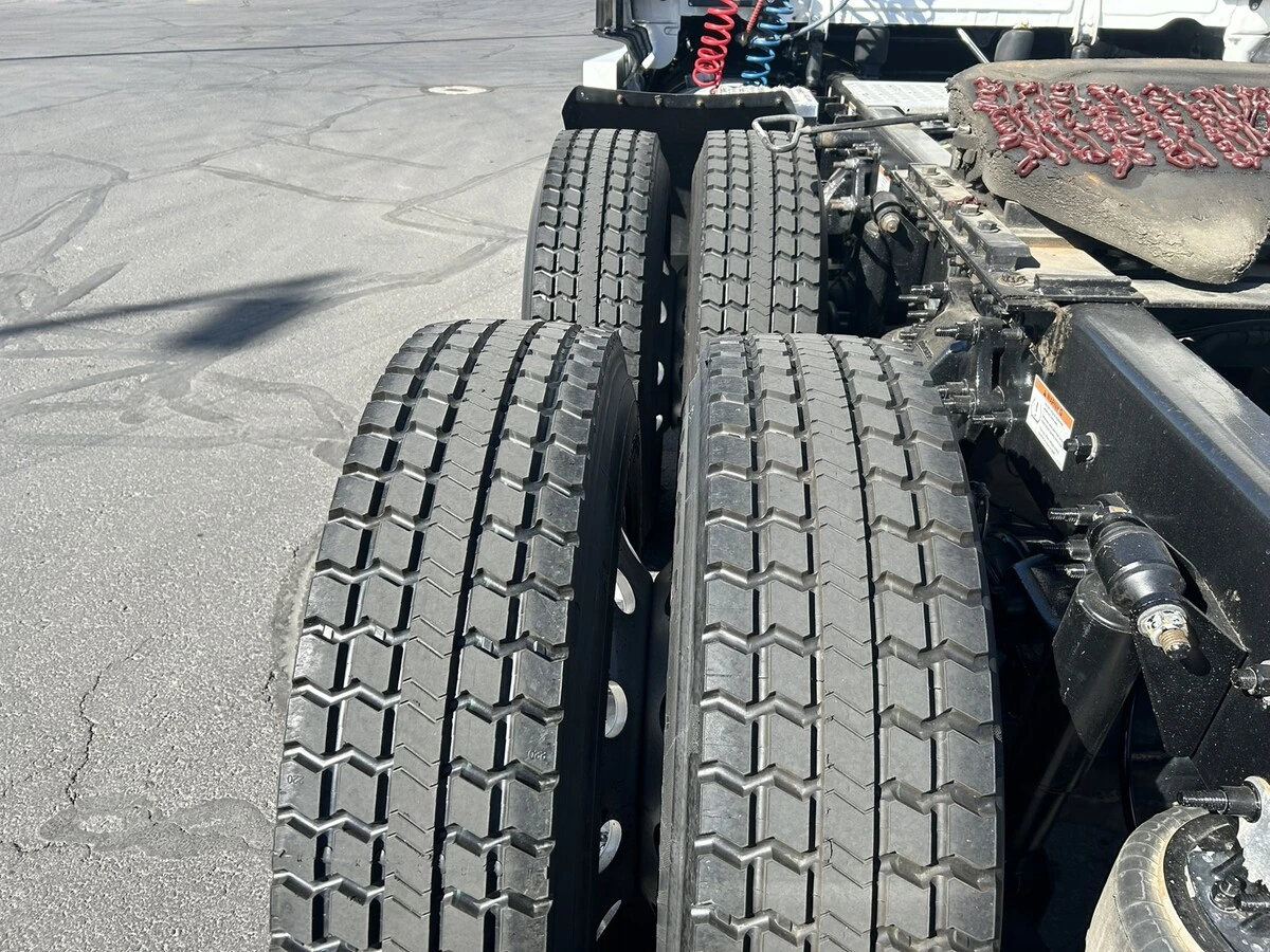 2022 Freightliner Cascadia - image 10