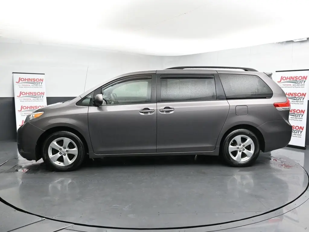 2014 Toyota Sienna LE photo 5