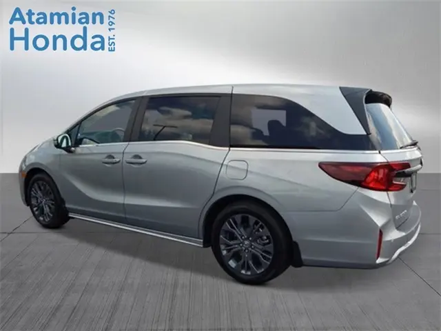 2026 Honda Odyssey Touring photo 3