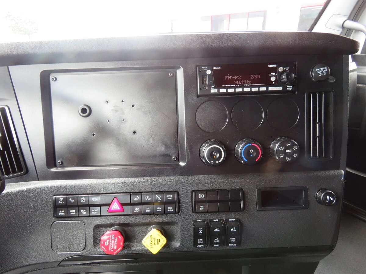 2023 Freightliner Cascadia - image 20