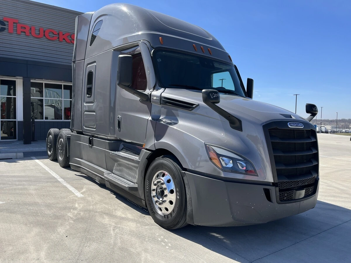 2022 Freightliner Cascadia - image 12