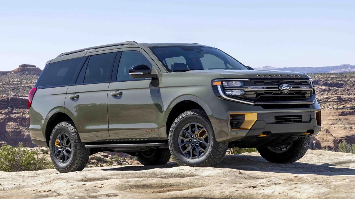 Green 2025 Ford Expedition Tremor on a Desert Trail