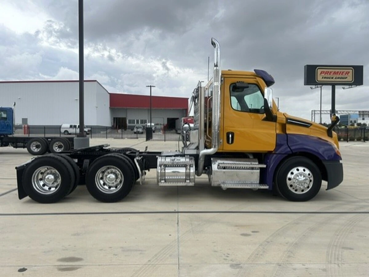 2025 Freightliner Cascadia — photo 7