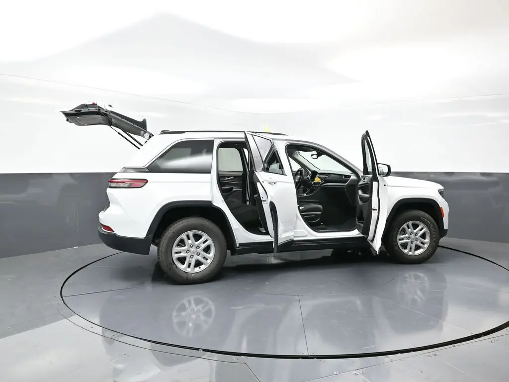 2023 Jeep Grand Cherokee Laredo photo 21