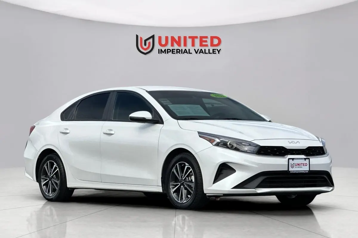 2023 Kia Forte LXS photo 2