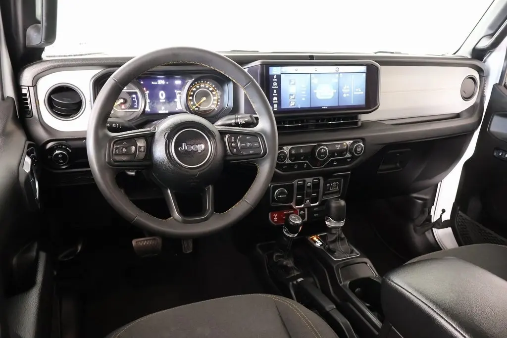 2024 Jeep Gladiator Willys photo 2