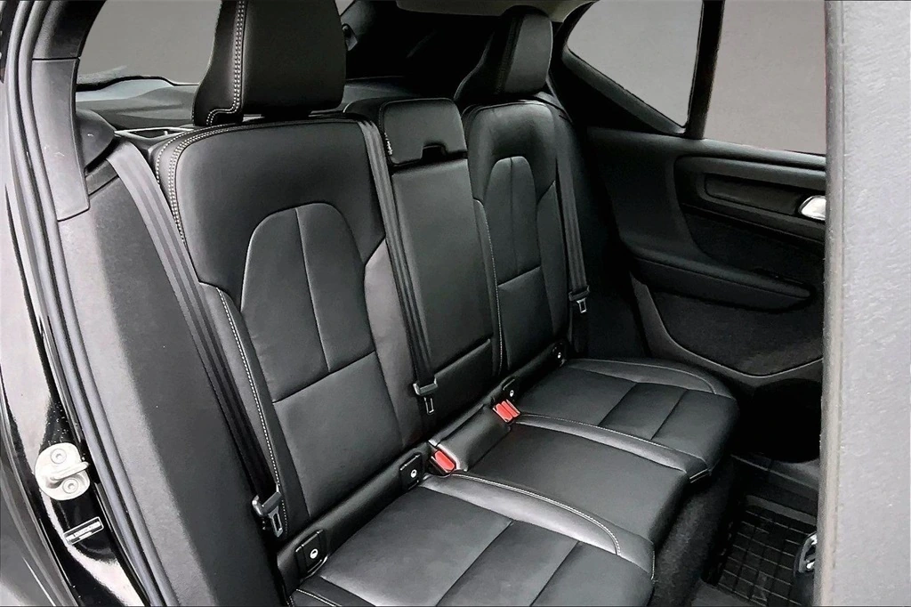 2026 Volvo - image 25