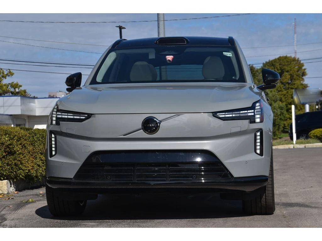 2025 Volvo - image 9