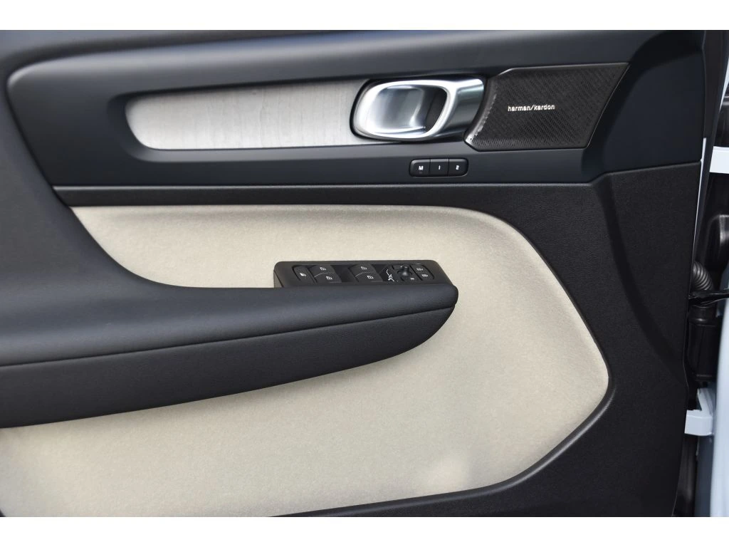 2026 Volvo - image 25