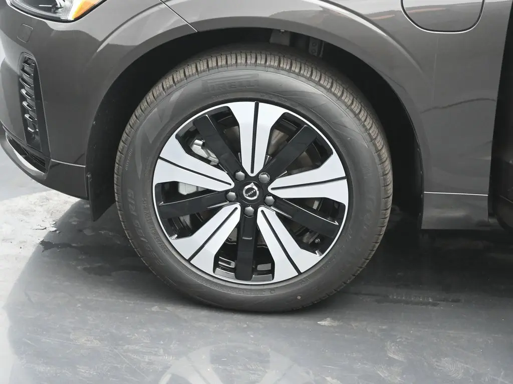 2025 Volvo - image 31