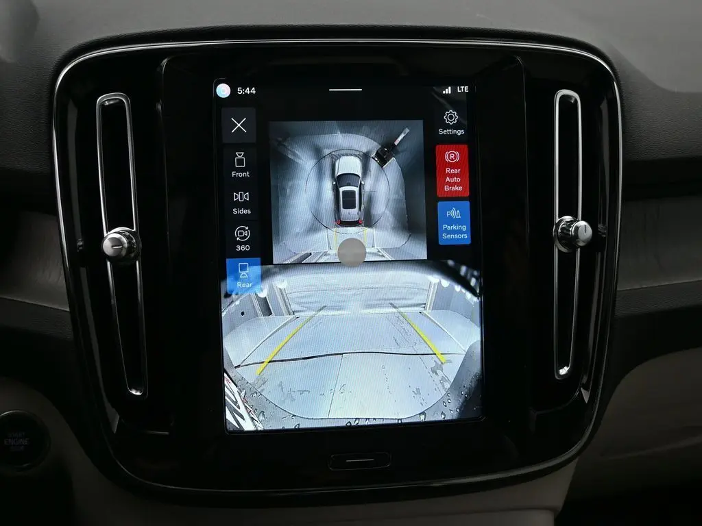 2026 Volvo - image 13