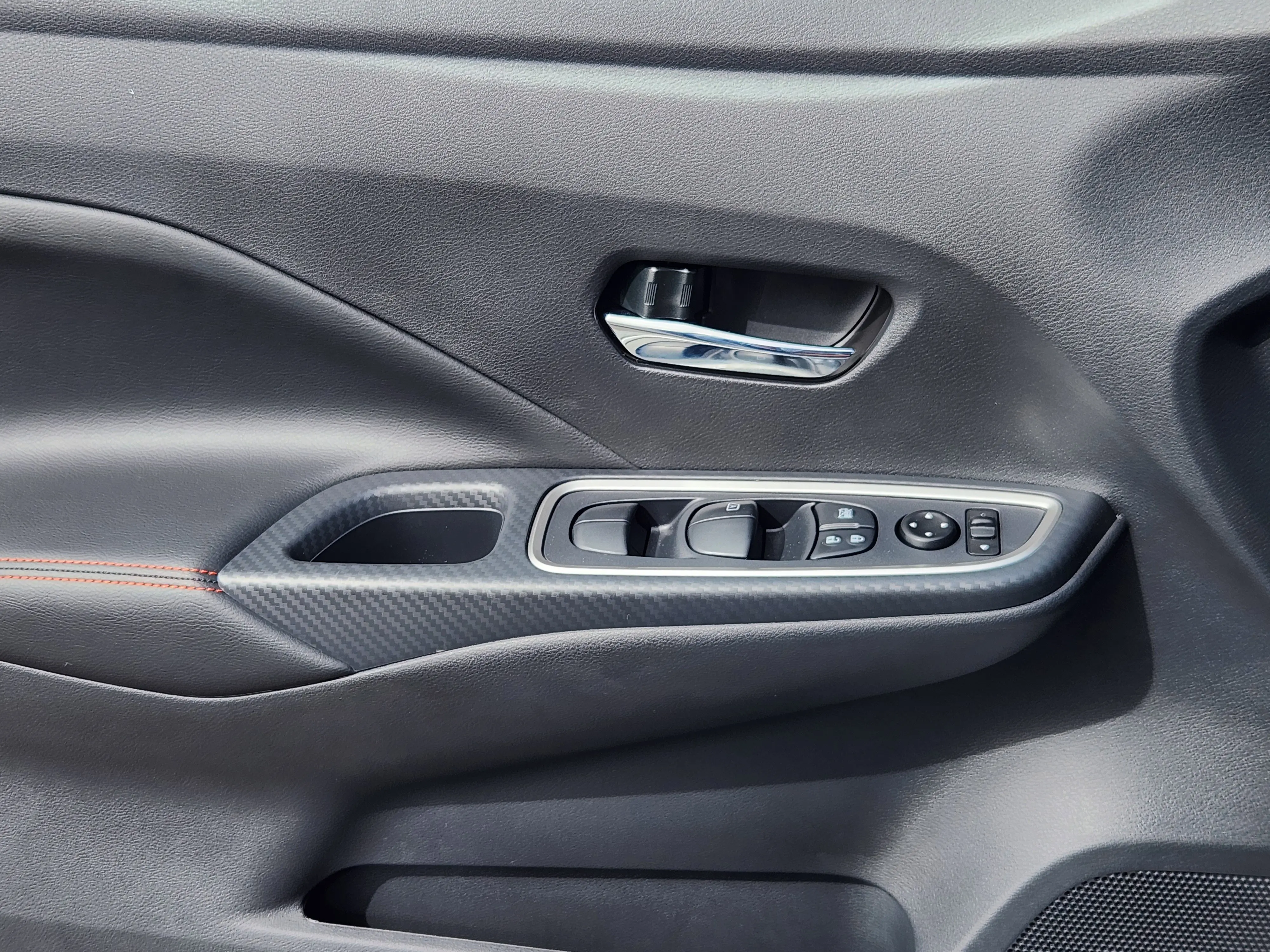 2025 Nissan Versa SR photo 7