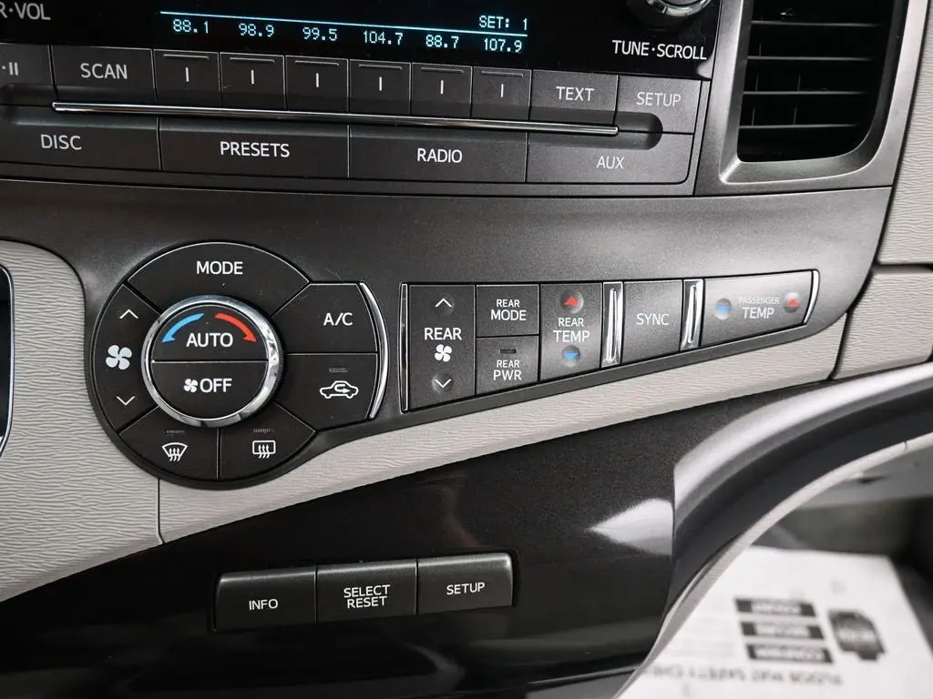 2014 Toyota Sienna LE photo 26