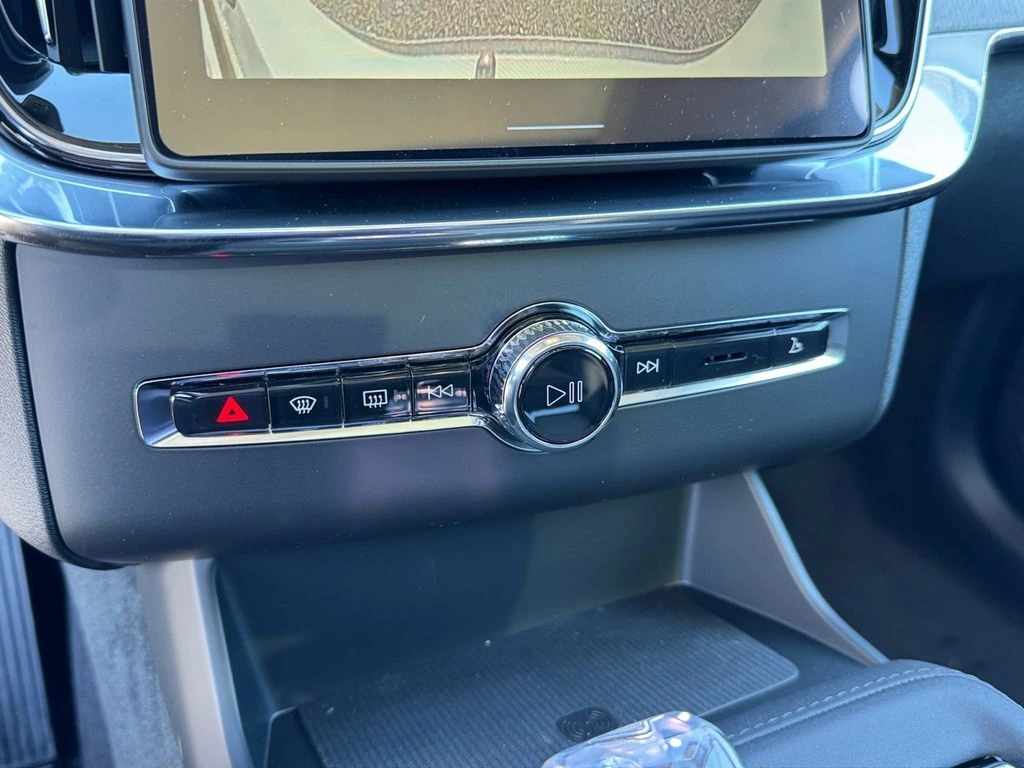 2026 Volvo - image 21