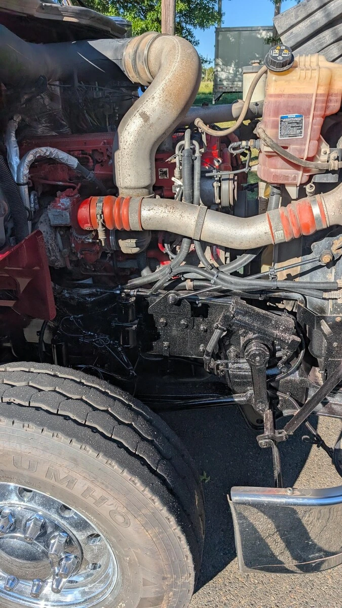 2019 International HX - image 14