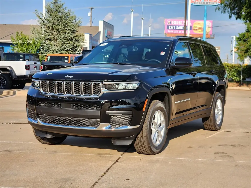 2025 Jeep Grand Cherokee Laredo photo 2