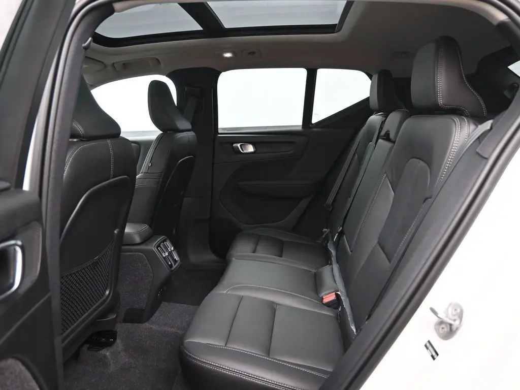 2025 Volvo - image 24