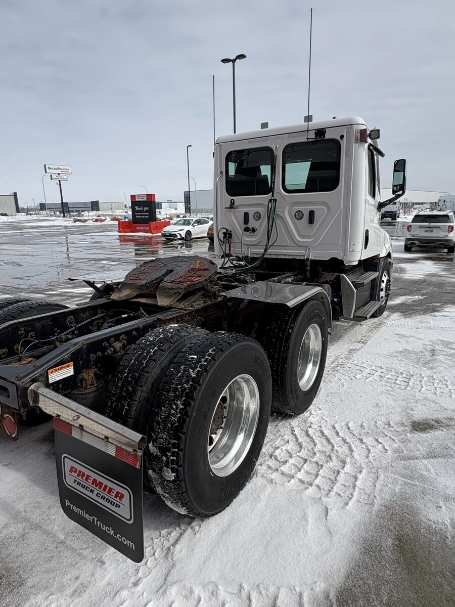 2021 Freightliner Cascadia - image 5