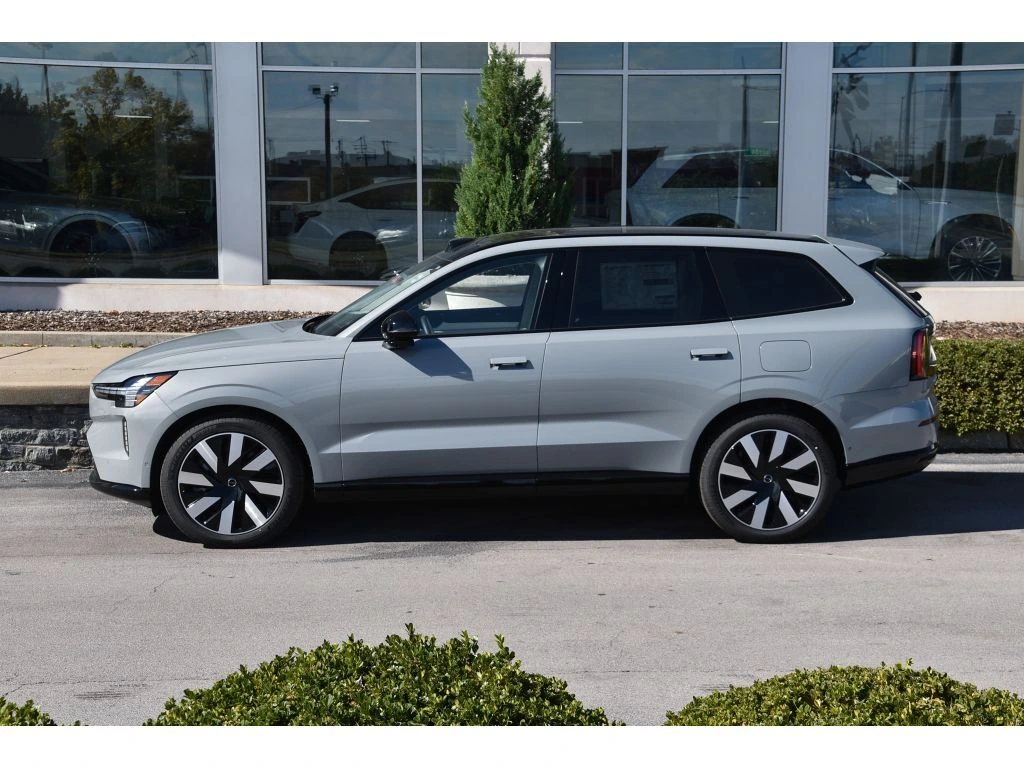 2025 Volvo - image 7